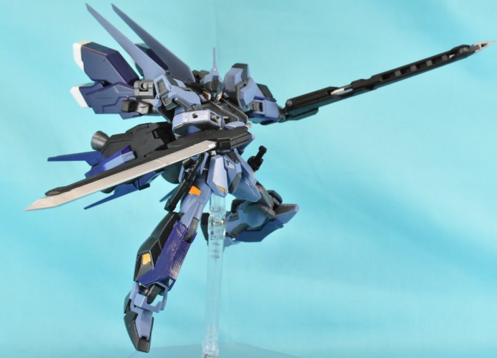 ストライカー両脇には、M.S.G『サムライマスターソード』を取り付けています。基地施設や敵艦の破壊等に使う大型の対艦刀としての他に、内部に対MS戦用の刀身の細い実体剣が内蔵されていたり、収納時は制御翼として機能するという設定です。