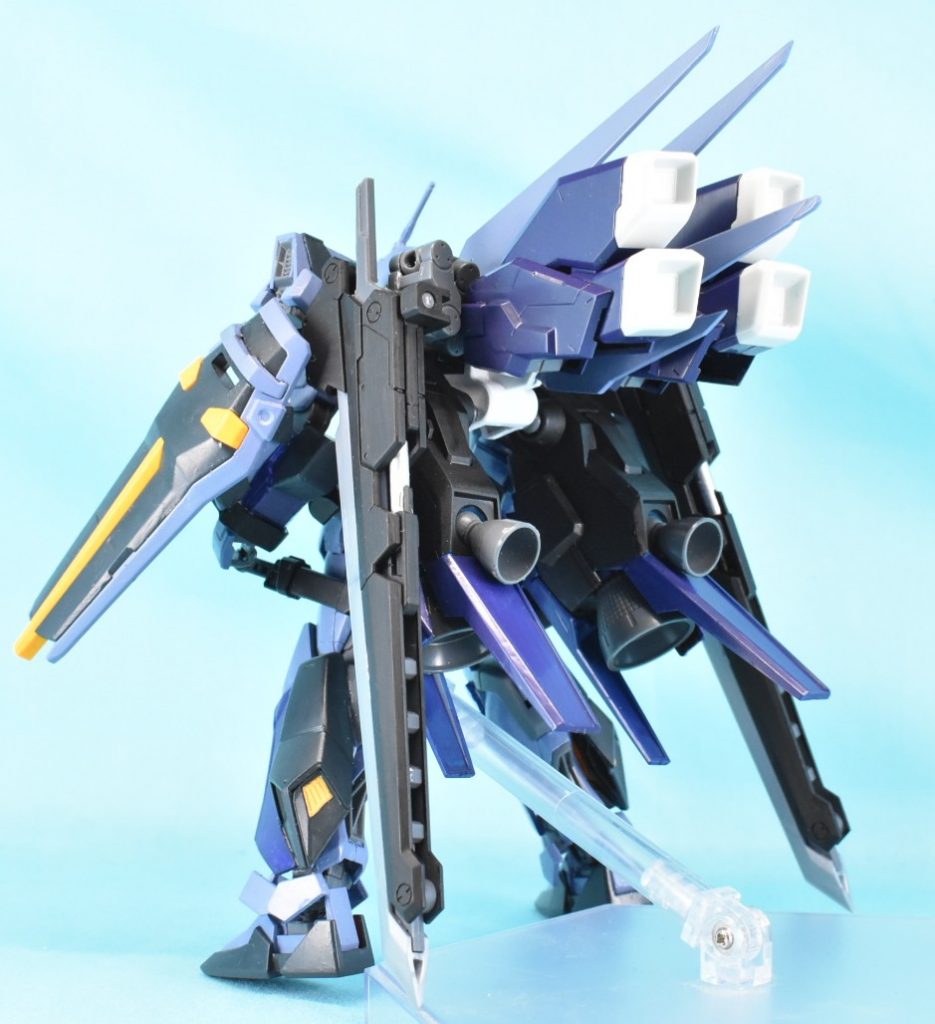 ペイルストライカー
せっかくストライクをベースに改造したので、元機体にはないオリジナル装備として、新しいストライカーを作ってみました。エールストライカーをイメージしつつ、それの強化型として作っています。上部スラスターはコトブキヤ『フレームアームズ』の拡張パーツを使用し、下部スラスターはリゼルや百万式のパーツを組み合わせた物を使っています。