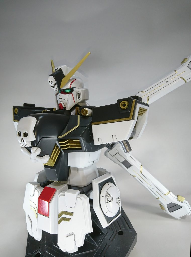 使った色は
白 クールホワイト
黒 ティターンズブルー1
金 ブルーゴールド
赤 イタリアンレッド