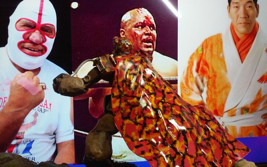 やっぱり、昭和プロレスにはマントが必要かと思いプラ板で制作しましたw。