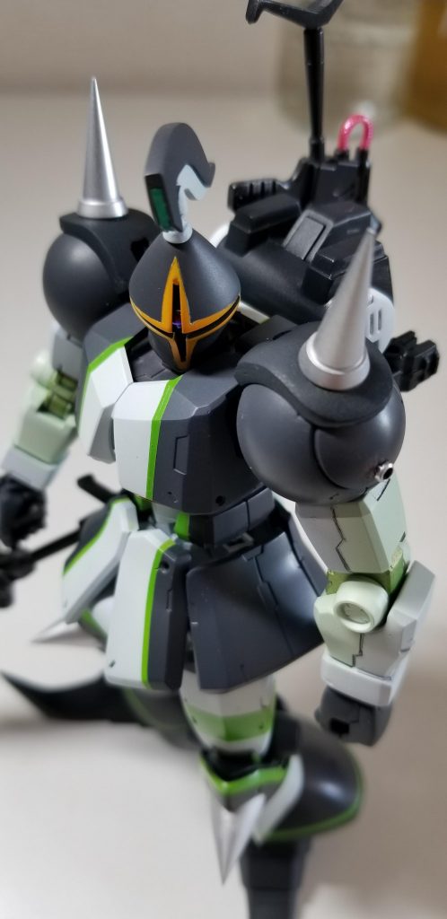 肩のスパイク基部を、初めてエポパテを使って作ってみました。