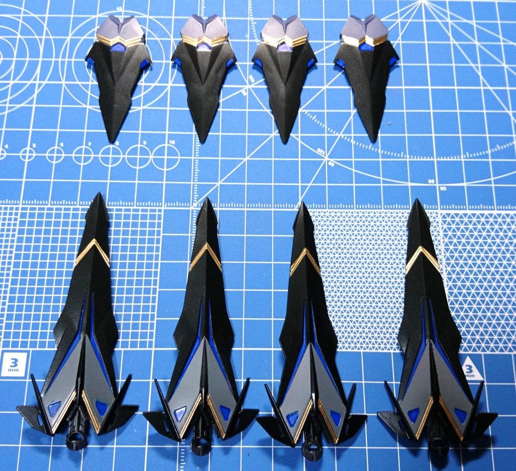 [スカート塗装]
スカートには天空十字剣をそのまま使用しました。ブルー、グレー、ブラックで塗り分け。ブラックは上から半光沢トップコートをかけ本体と若干の差を出しました。