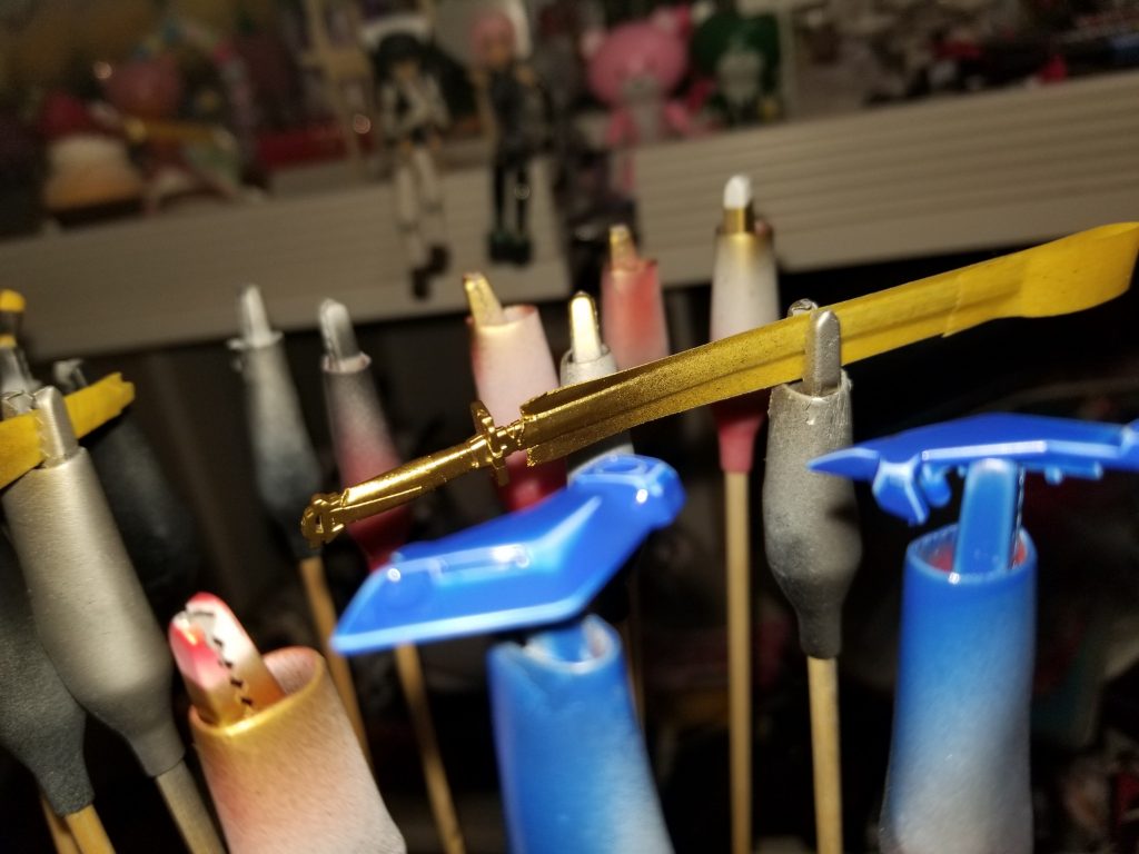 必死に刀を塗り分けて…