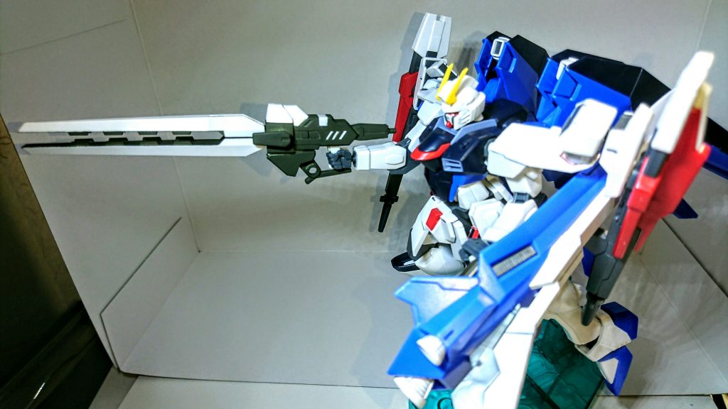 移動射撃ポーズ
近接戦闘はライフルを改造したビームスピアーを使用。
残念なことに対応するサイズのビーム刃を所持していなかったため写真はカットです。