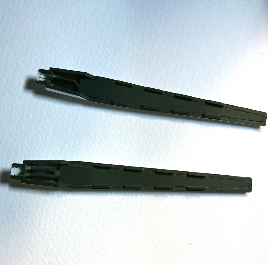 ロングビームライフルの銃身の肉抜き穴をプラ板で塞ぎ瞬間で接着。
缶スプレーの「OD色(陸上自衛隊)」で塗装。
プラ板で肉抜き穴を塞ぐという作業を初めてやった。削り過ぎないようにするのが大変でした。見た目的にはすごく良くなりました。