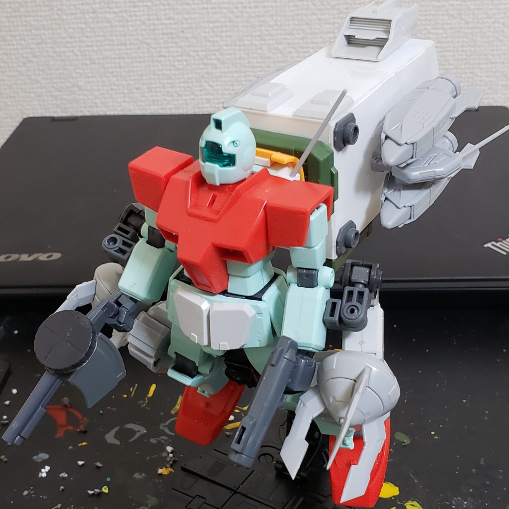 ノーマルジムにビルダーズパーツやジャンクをつけました。白い箱はプラ板で自作です。