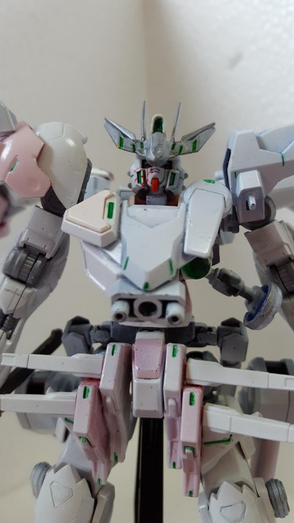 フェイスは右側に亀裂の用に見えるエネルギーラインが露出している、頭部アンテナには4つのサブカメラが搭載されておりメインカメラの死角をカバーしている。
左胸には内蔵されているGNドライヴと直結しているGNハートキャノンが隠されている。