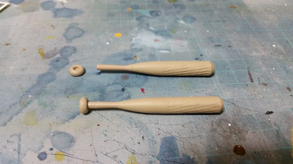 バットは100均の木製ダボを程よい長さに切断し、ランナーとダボをパテで繋げて成形した後に木甲板色で塗装しています。