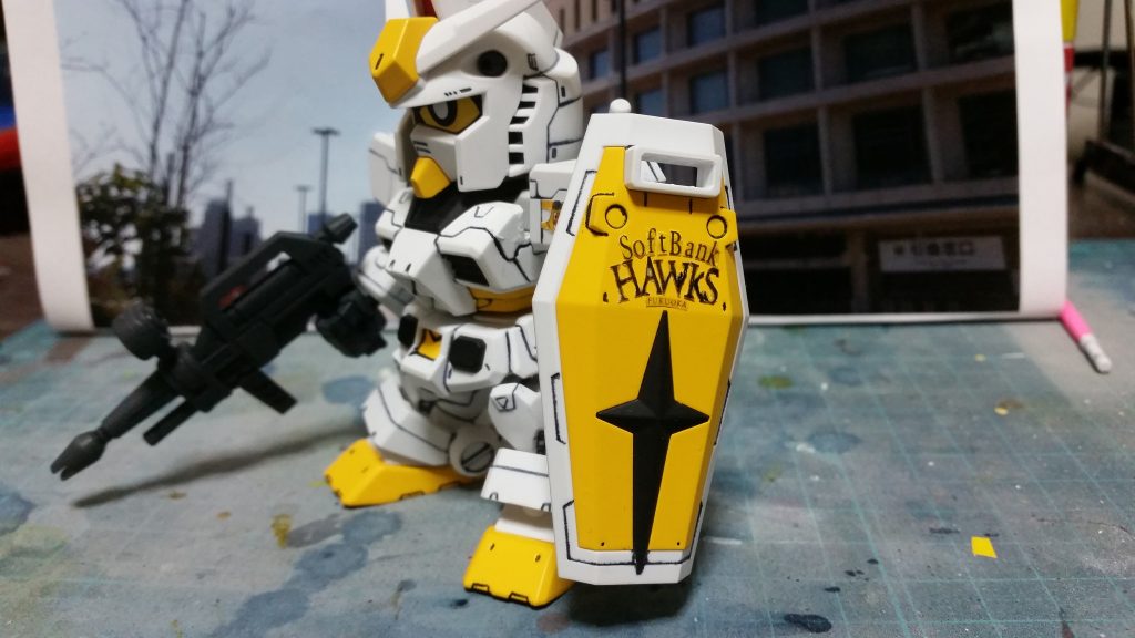 本体は上半身がCSフレーム、下半身がSDフレームになり、塗装と肉抜きの穴の埋めを行っています。
ロゴは公式グッズから切り貼りしてます。