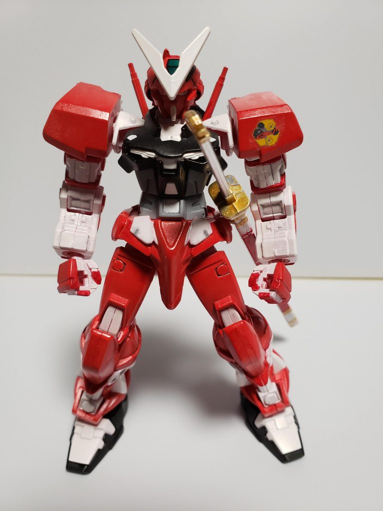 一応赤と白が反転するように筆塗りしましたが、かなり荒いです。
後会わせ目消しもしてないので、近くで見ると残念感が少しあります。