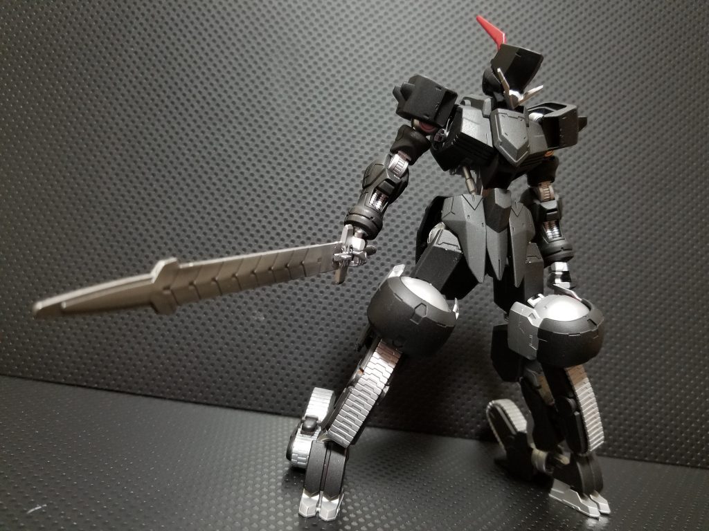 専用武装として試製ロングソード「Cry-1」を装備している。
斬撃よりも打撃に特化した作りとなっており、使用感覚は槍に近い。