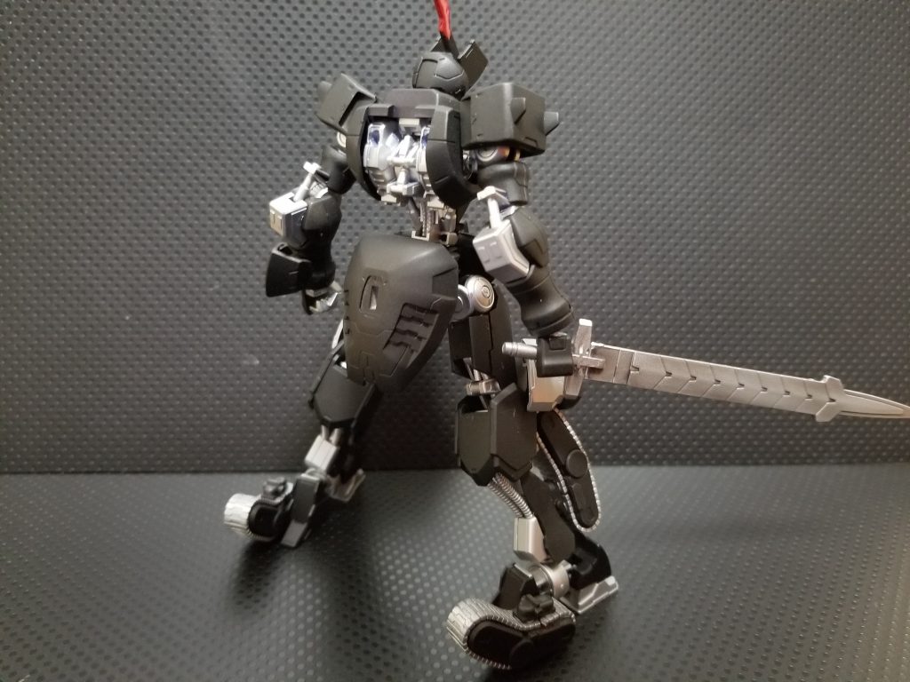 機体の問題点として「重量増加による移動速度の低下」が挙げられたが、これは脚部の無限軌道ローラーを用いた機動により解決される。
残る欠点としては、各パーツの消耗や動力の消費が激しく、継続戦闘能力が低いことが挙げられる。
また、無限軌道ローラーを用いた移動を多く行うため、通常の操兵に比べて方向転換等の動作がワンテンポ遅れる、その結果、従来の操兵よりも動きが読まれやすい。