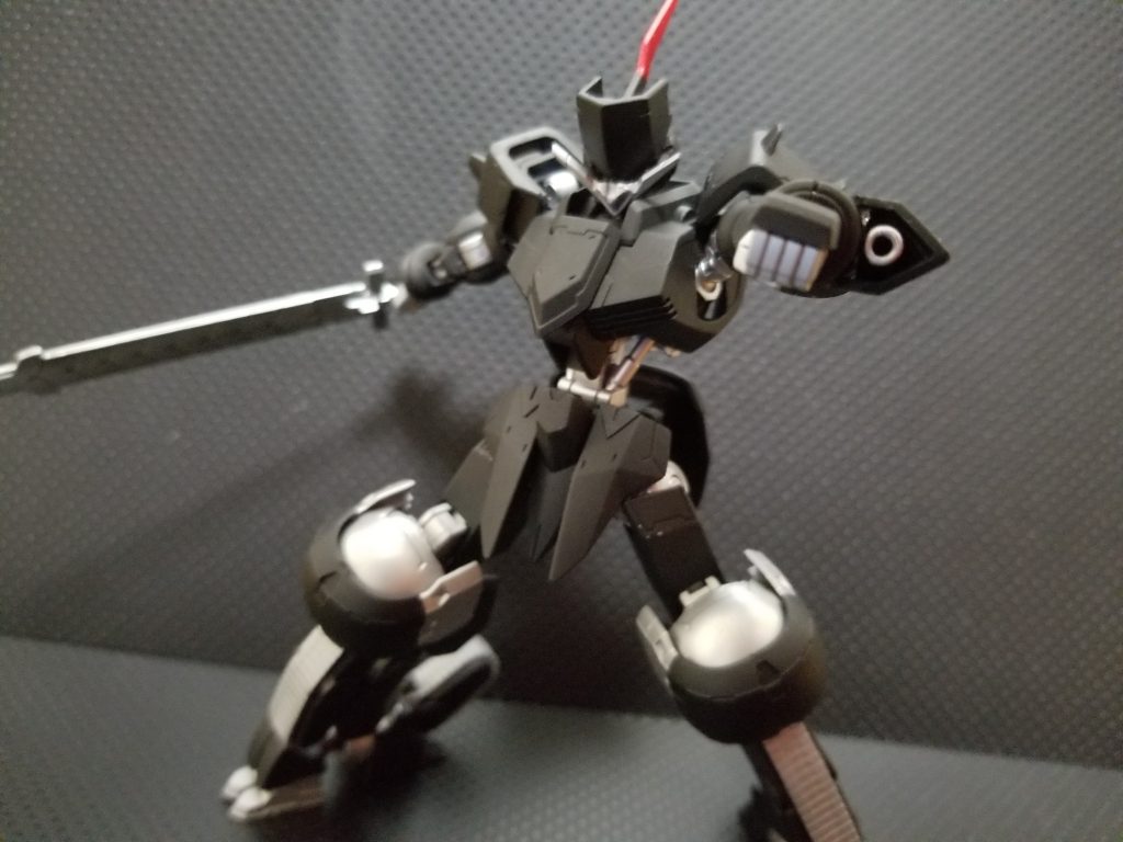 左腕部にも試作武装を装備しており、こちらは威嚇・制圧用の単発式魔導砲となる、弾速が遅く、火力が低いが、従来のものよりも弾丸が太いため、敵機に強い衝撃を与えることが可能。