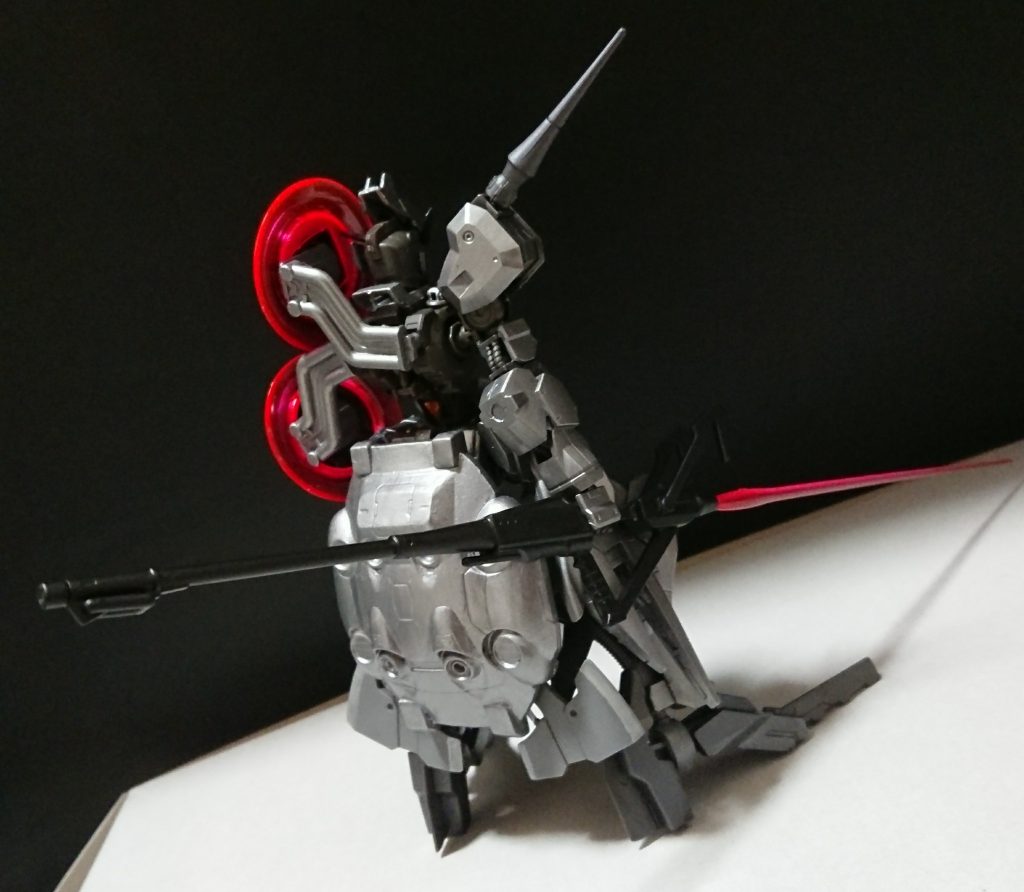 Gフレーム・ガジェットの操縦者は[クロノス]と言う比較的小規模(十数人)なフォースの一員でフォースの創設者に煙たがられている?。

元々[クロノス]の創設者は誰かが自分のフォースに入りたいと志願して来る際必ず[ティターンズの機体ベースのガンプラを使う]という条件を出し承諾した者を加入させていた。

その為、例え[今はフォースが襲撃されほぼ壊滅し元々いたフォースメンバーが全員いなくなって後に襲撃してきた者達によってフォースの内部を再構築され元