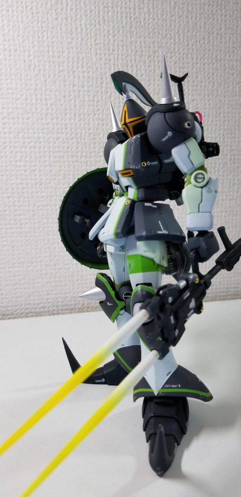 今回は、
①マスキングテープで細かく塗り分け
②エポパテで肩パーツの自作
③旧キット(ジョニーゲルググ)バックパック加工、流用
④小バーニア設置、パーツ埋め込み加工
⑤シャープペンシルでのスジボリ
をテーマとして製作しました。