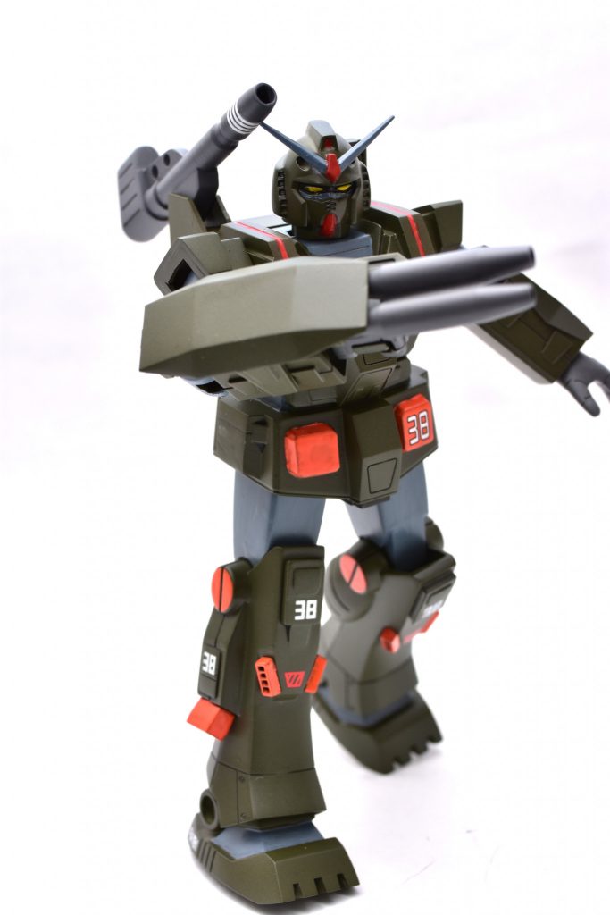 関節は固定せず、きちんと動きます。
しかし、旧キットそのままなので可動範囲はあまりよくありません。