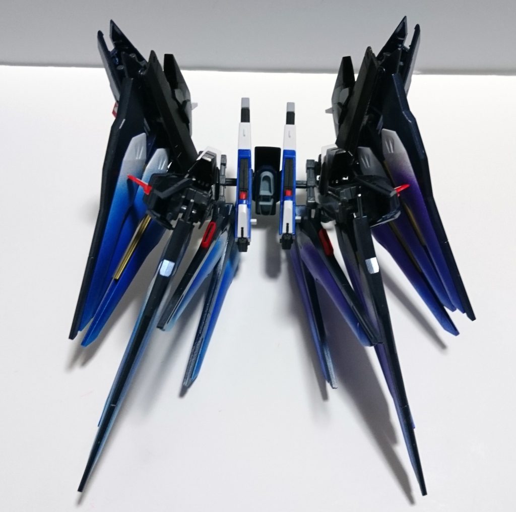 [ドラグーンバインダー]
コトブキヤのフレキシブルアームを使って作成しました。フレームを隠すためアメストのパーツを装飾しました。
新色のメタリックダークブルーを使用。