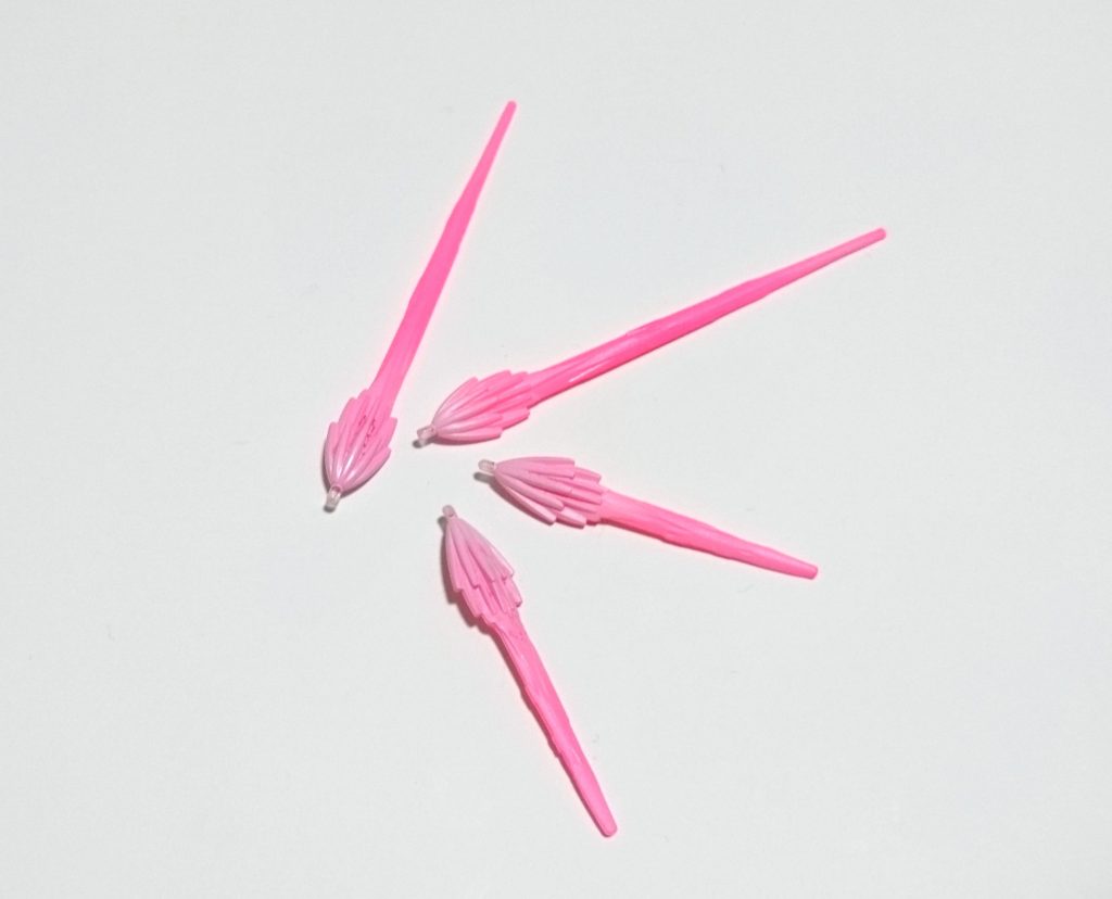 [ビームサーベル塗装]
ピンクを全体に吹いてから、根本と先端にホワイトを重ねました。