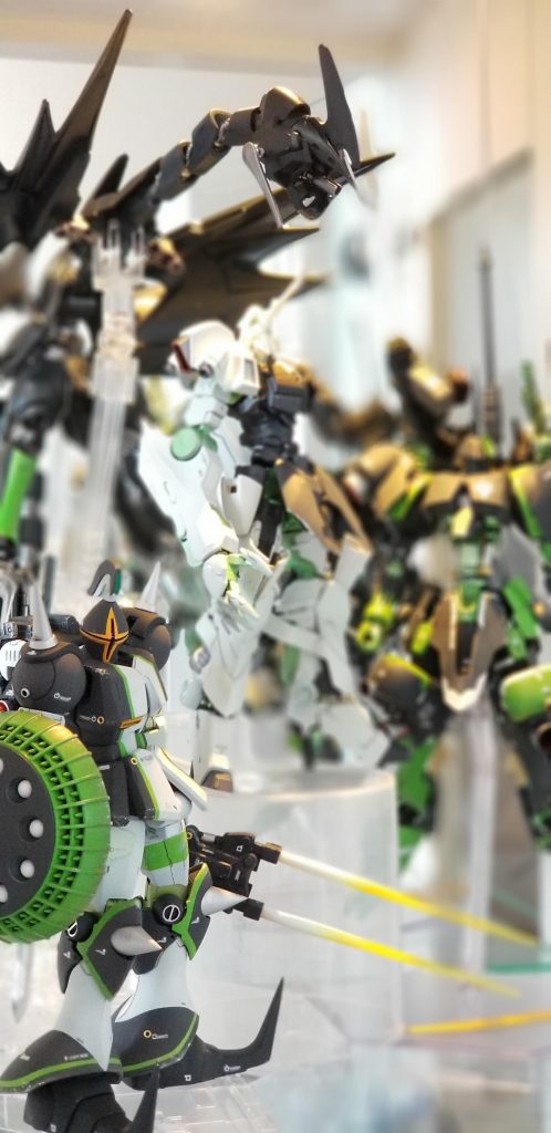 過去に製作したギャン達(イズゥムルート、アインホルン)と一緒に飾っています。とはいえ、まともにギャンを使って作っているのは今回のエーオースだけですけどね!