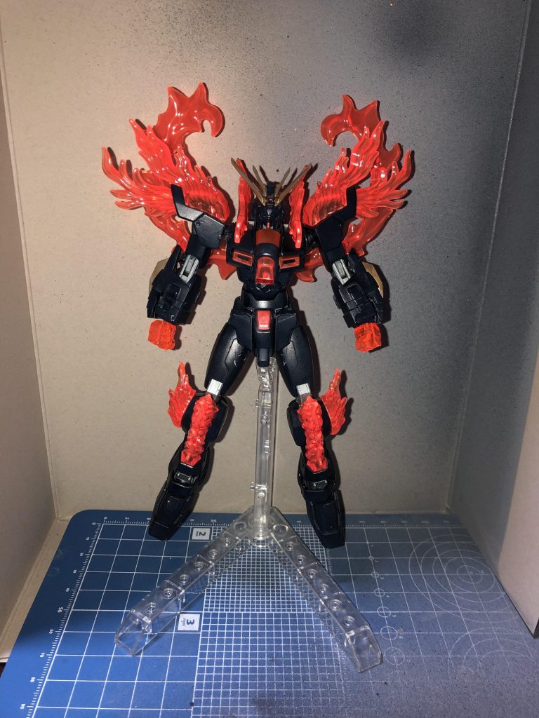 今までガンプラを作ってきた中で初めて、作ったプラモデルを写真に収めて投稿したのですが、普段やってるポージングと違って、カメラで撮るときは勝手が違って大変でした。
かっこいい作品を投稿されている皆さんの凄さがよく分かりました。