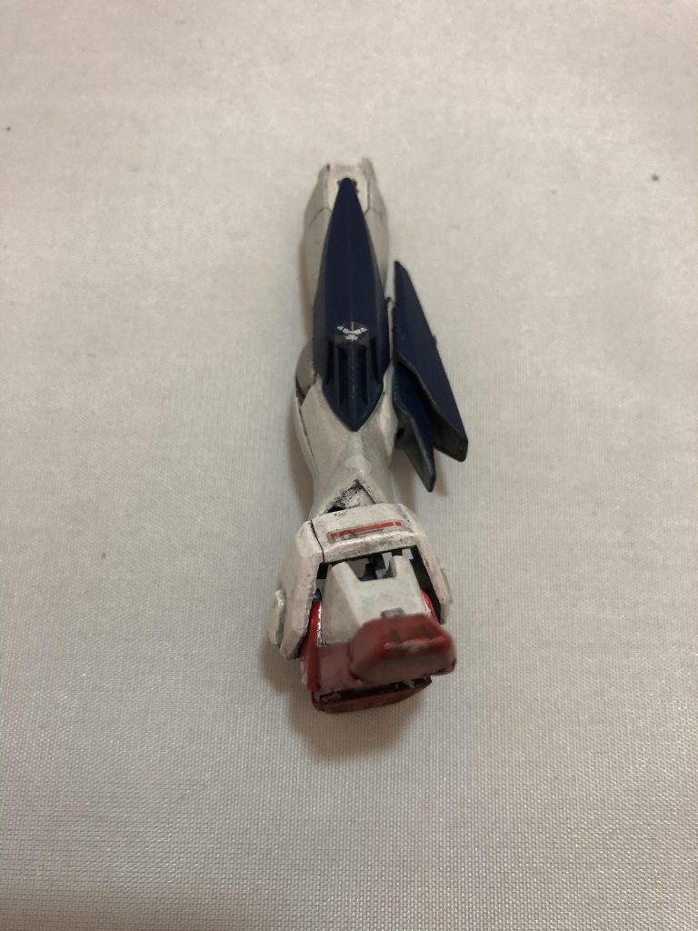 足です。フレームはhgフェニーチェリナーシタ付属のwガンダムのものを使っています。そのフレームに、太ももから上をデスティニーにして、その先は半分00ガンダム半分リナーシタにしてます。そんで、隙間となる部分を適当にパテで埋めました。