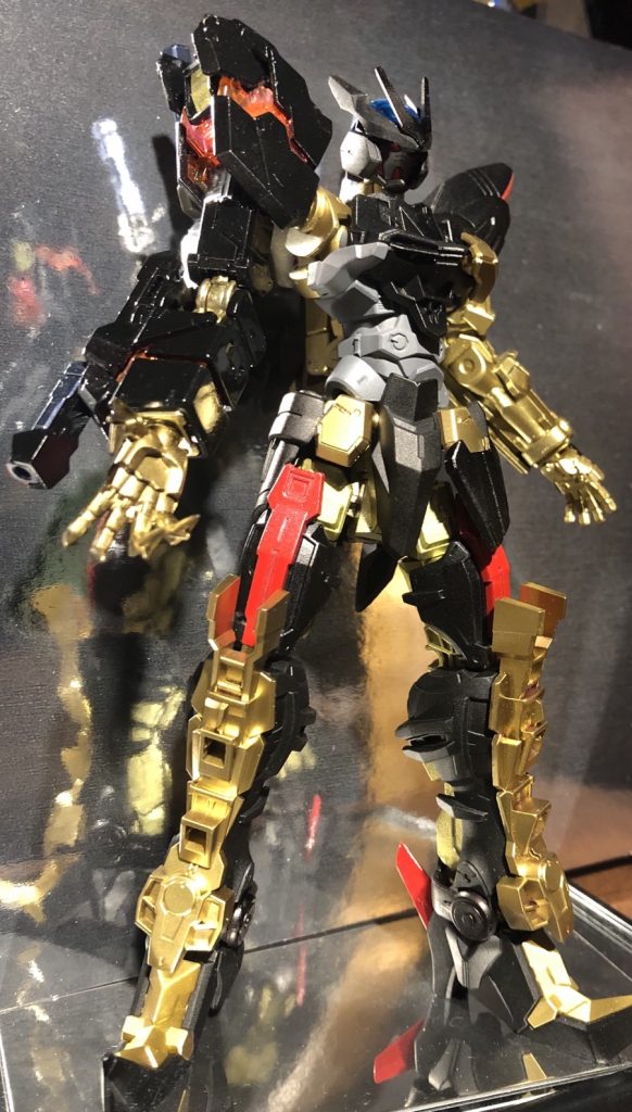 第3形態。(本気、スピード重視)
右腕展開。
背部、シールド、左脚装甲パージ。
通常のアストレイ的に腰部から背部へバックパック(ユニコーンの)が移動&展開
。
ナイトロシステムが起動、各パーツのパージ等によりスピードUP
武装は通常時の物は使用せず、右腕内蔵のサーベルと右マニュピレーターによる「握り潰し」や「突き」のみ。