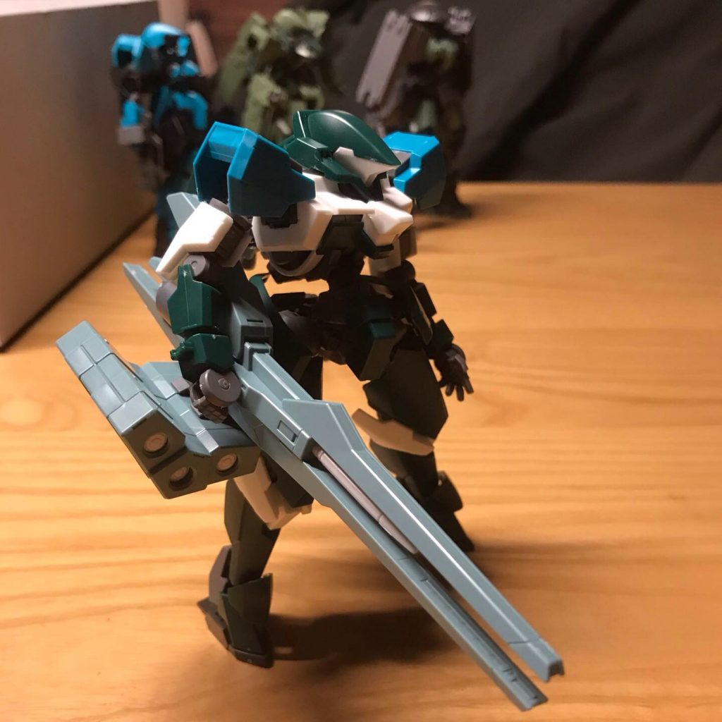 グレイズ系のキットを引っ張り出して組み替えている最中の写真。
この時ダインスレイヴは脇に挟んでいるだけです。