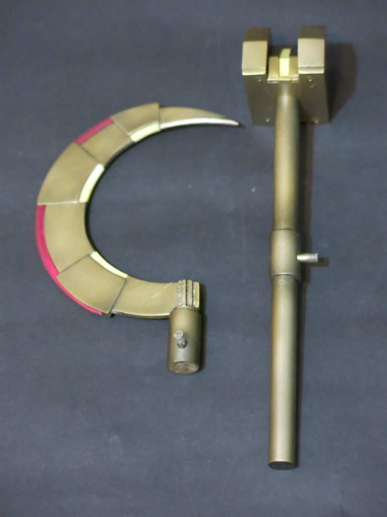 合体と伴って鎌と槌も変化します。鎌の外側はビームを発生し、槌は各部展開して巨大化します。