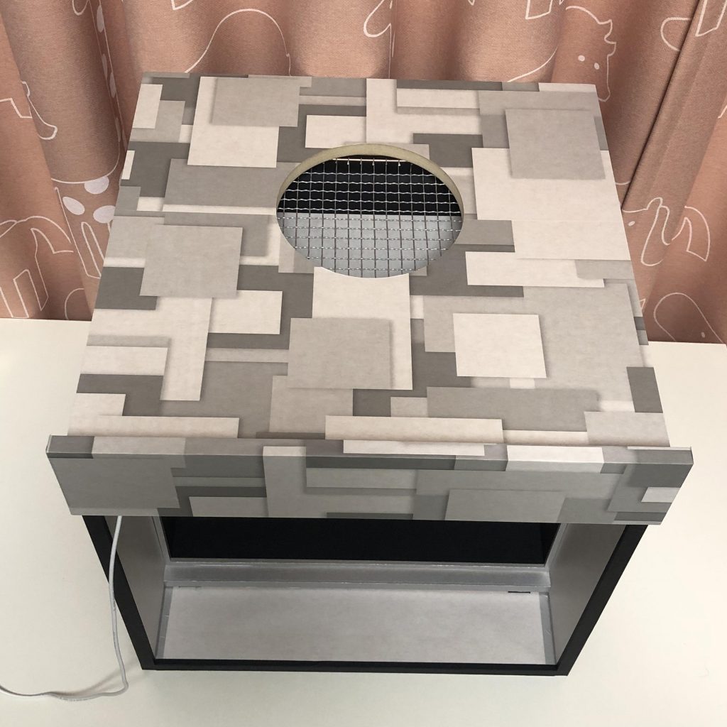 シロッコファンは普通に上乗せしてテープで固定。ファン径とほぼ同じ穴をあけてあります。上蓋はファンをのせたまま外れます。