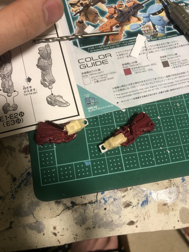 足はこんな感じでパテとプラ板とランナー棒で接続してます。使ったパーツがアストレイフレームの太ももと、ノーネイムの肘から先の部分です。