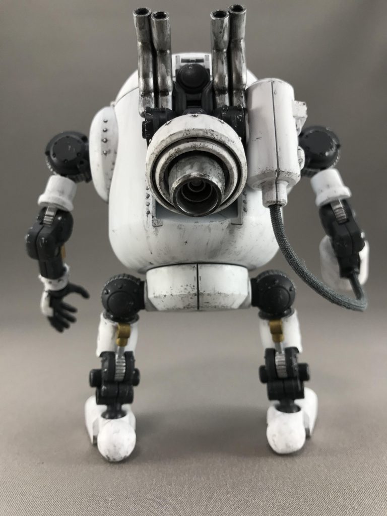 右手はライフル付きアームで、背中の弾倉からケーブルで繋がっています。
バックパックや足まわりは強めに汚してみました。