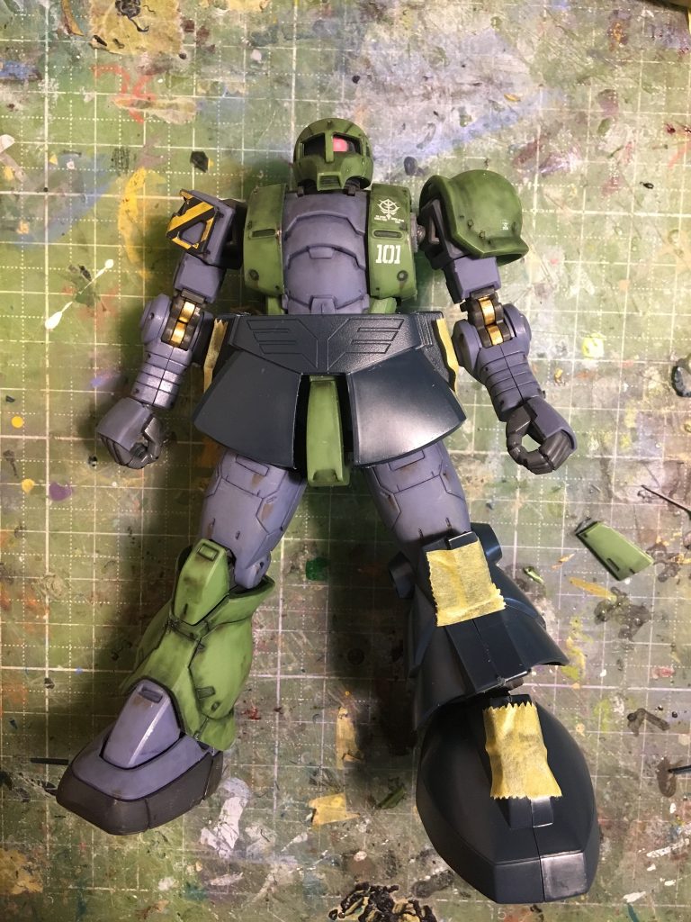 アイナザクみたいですが、中にHGオリジン旧ザクの関節を入れこんであります。