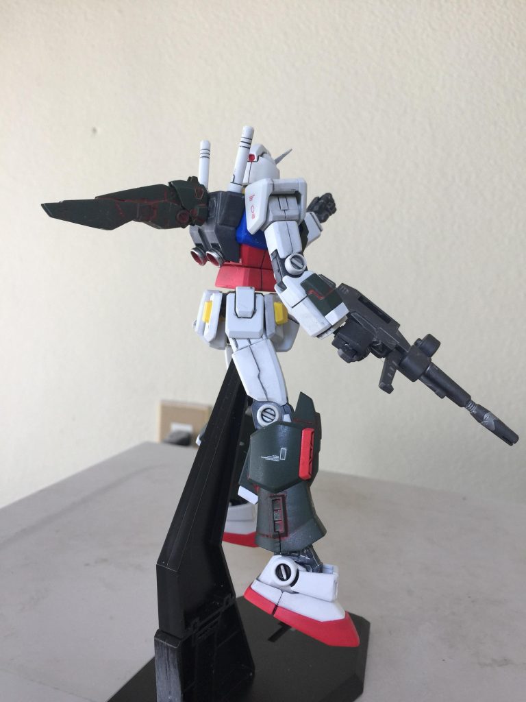 ハーフ・フルアーマーガンダム
右斜め横 アピールショット!
本来 予定ですど
ガンダムの足部分にも
フォーエバーガンダムの足を取り付ける
予定でしたが 足のアーマーに
干渉するので 中止しました。
