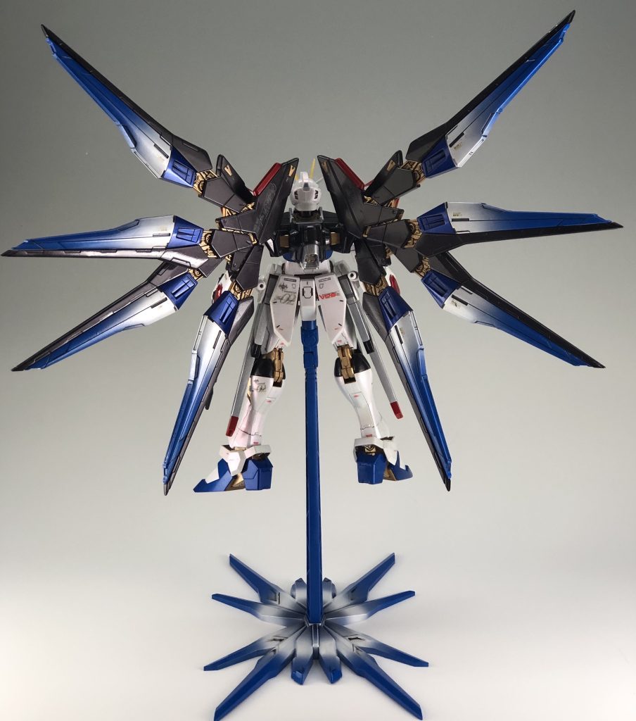 水転写デカールを貼り、クリアを吹いてタミヤエナメルブラックに白を若干混ぜたもので墨入れしています♪