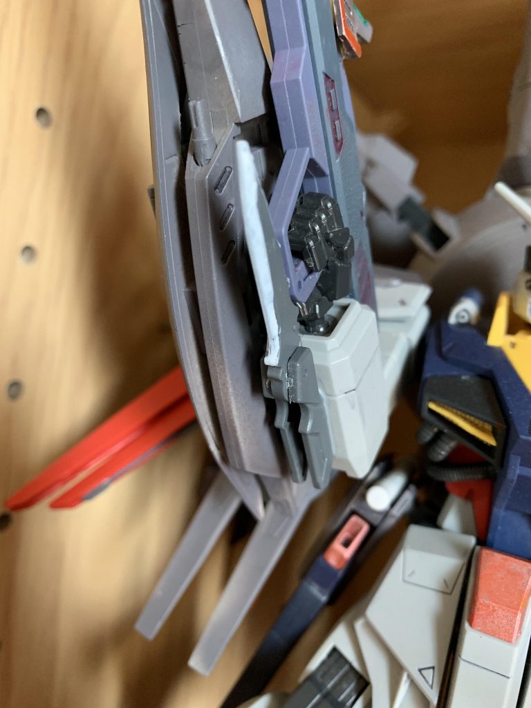 その他、右腕には大型のアーマーシュナイダー。非常時の兵装ではあるがFS装甲以外には有用であり、右手の武器を失っても殴りと併用する事でコックピットなどを狙える(パーツとしては1/60ストライクから取り付け)