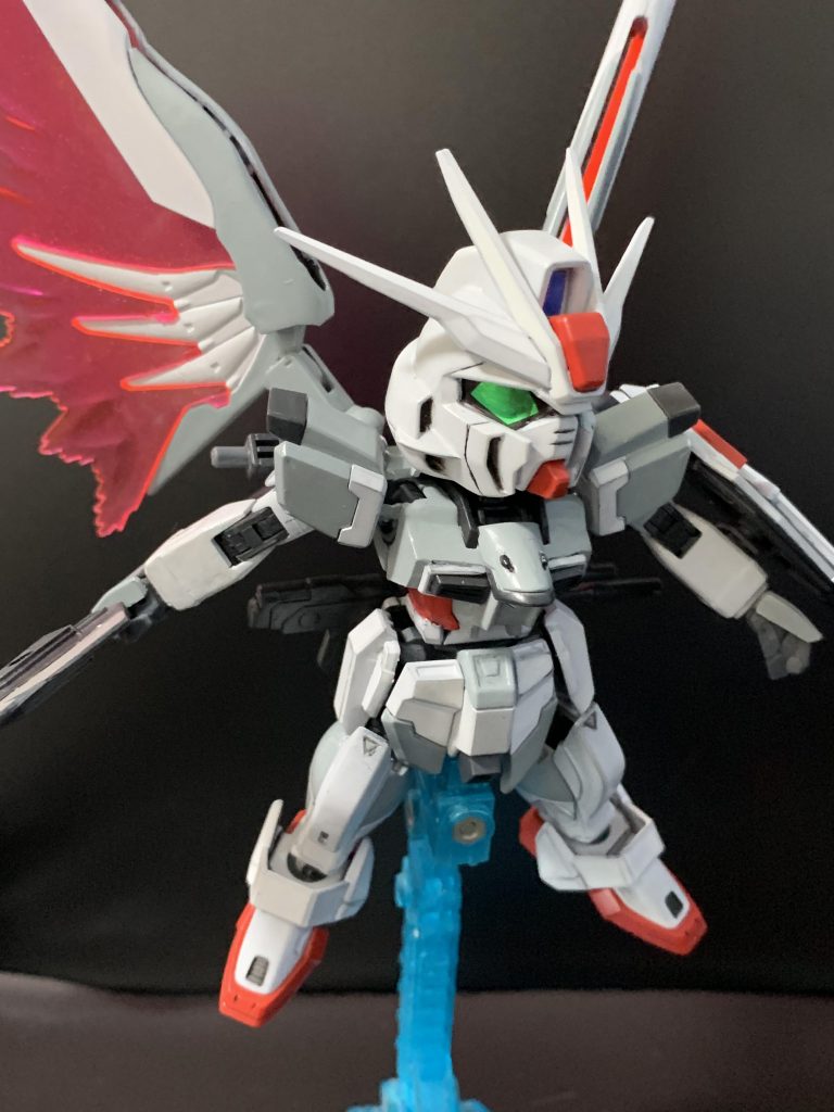 初期HGデスティニーには光の翼が付いていたので、SDにすると迫力あるポージングになりました。これが一番やりたかったので、上手くいってよかったですね。