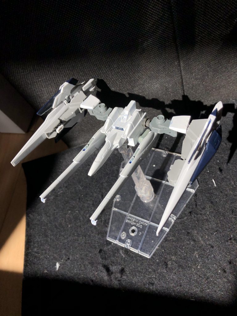 支援機、シュートストライカー。キャノピーが白いのは「塗装技術に自信が無いのにせっかく綺麗な白を汚すリスクを冒してまで重ね塗りしたくないから」ではなく、「無人機だからコクピットから視認する必要が無いから」です。本当です。