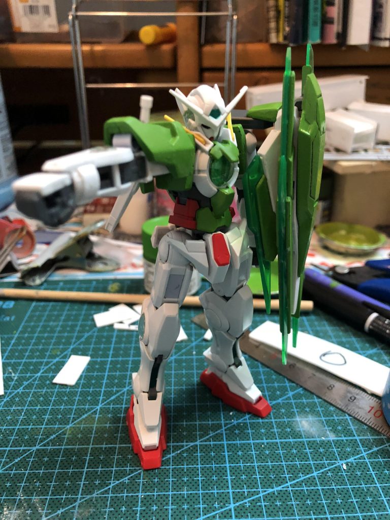 GNビームバルカン（ビームサーベルも可能） 牽制用の武装 
トランザムで 出力をあげれば威力は 上がるが 上げすぎると 腕が壊れる可能性がある