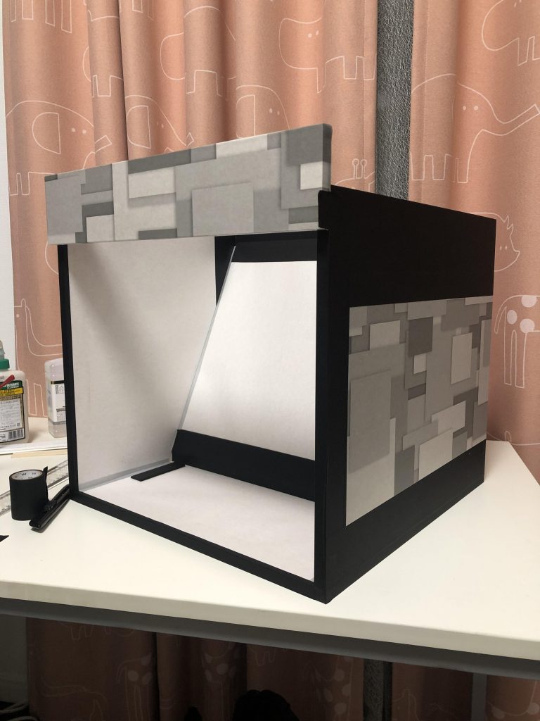 素材はMDFでボンド接着。強度は十分です。後部はできるだけ空間を埋め、整流板で吸い上げをサポートします。外装はマスキングテープのmT casaを利用。
中の白い部分はPPで紙を挟んだタイプのプラスチック障子です。中を明るくするのと、溶剤がMDFに直接触れないようにするためです。