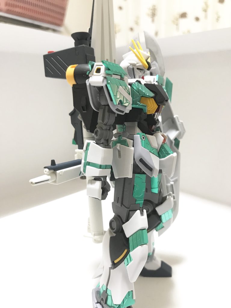 横から
ライフルは一部削って腰にとりつけられるようにしました