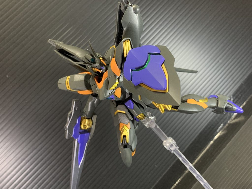 本体は未改造、ライフルとシールドを装備し、羽根を差し替えれば色違いのレギルスにも出来ます。