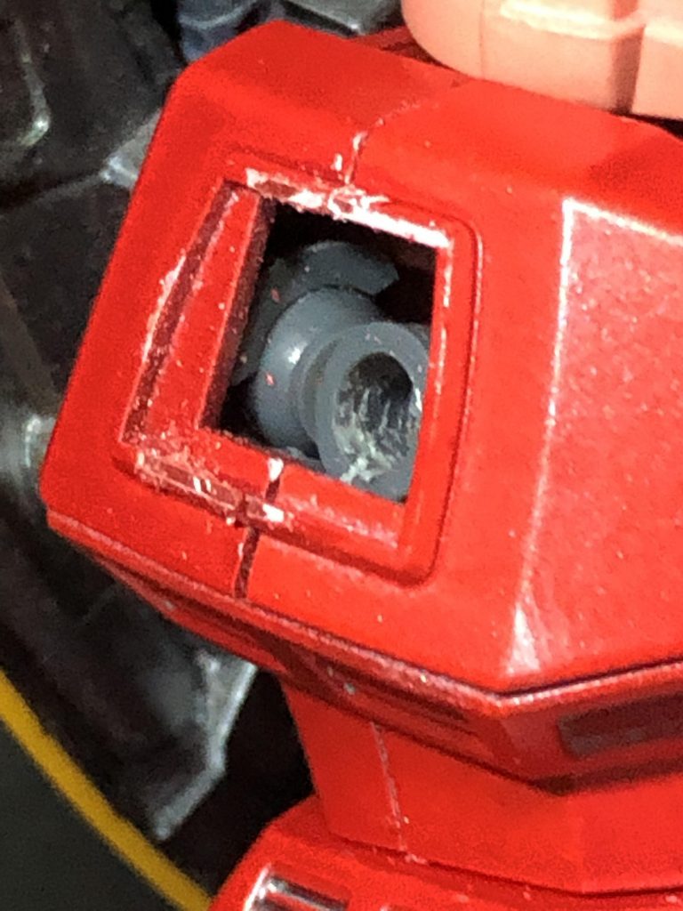 胴体と肩の接続には、ボールデンアームズ+球ポリキャップ+ジオングのポリキャップを使用。お手軽改造です。