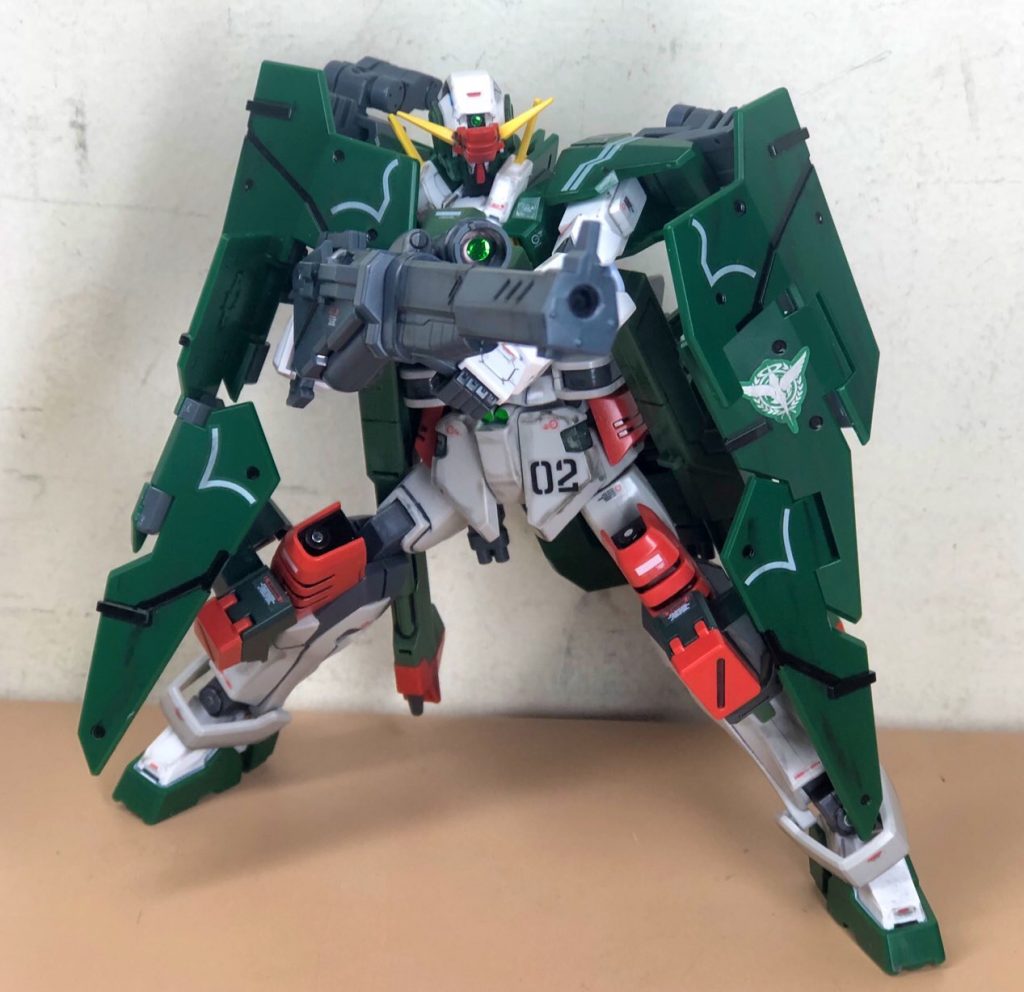 GNメガスナイパーライフルと狙撃モード
GNメガスナイパーライフルもジムジムウェポンズのビームスプレーガンとチェンジリングライフルを組み合わせて作りました。
狙撃モードでは反射性の高いメタルテープをレンズ部に貼りました