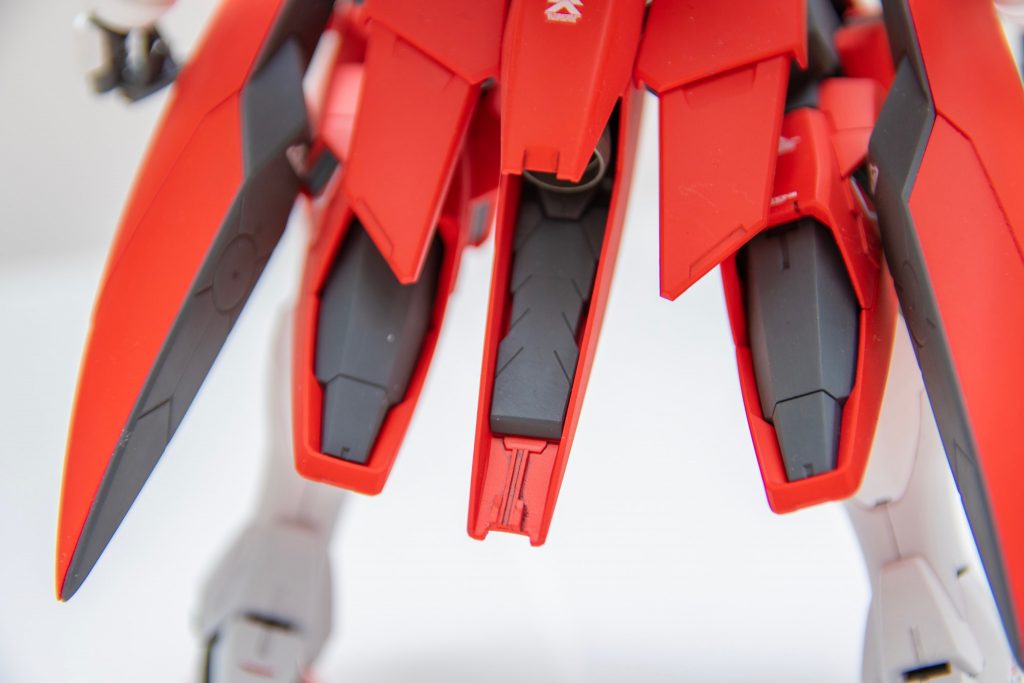 スラスター周りにディテールを追加しています。