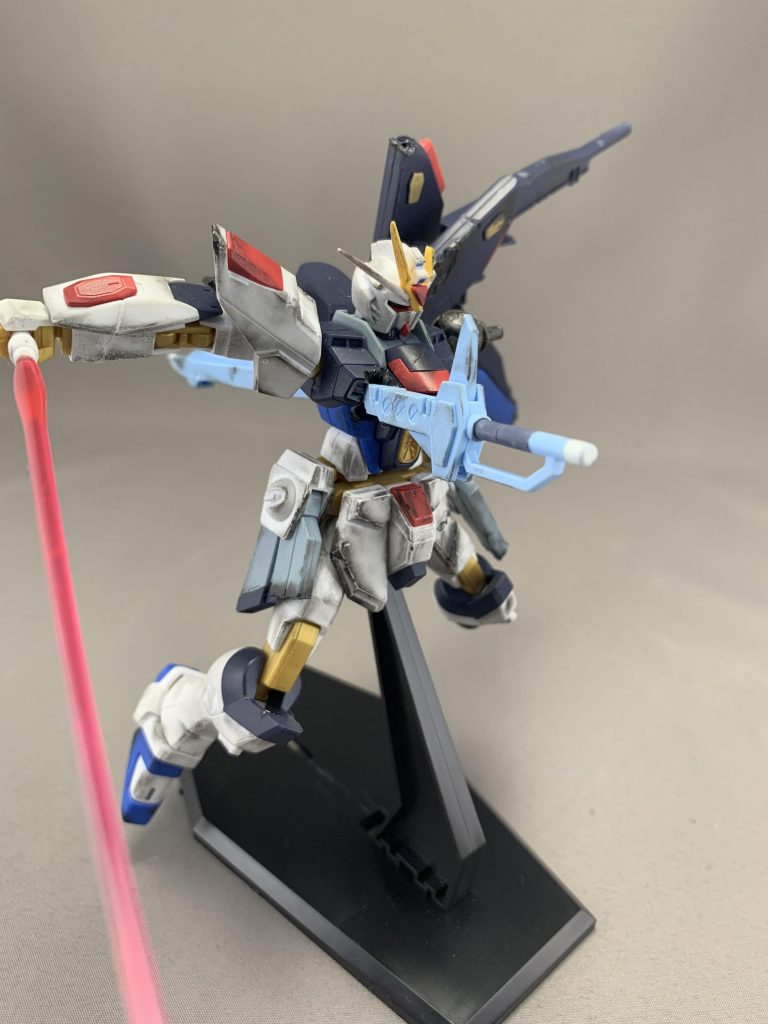 しかし、このままではアロンダイトは貫通しなかったのでアロンダイトを真っ二つに切り、前と後ろから取り付けて剣が貫いているように表現しています。