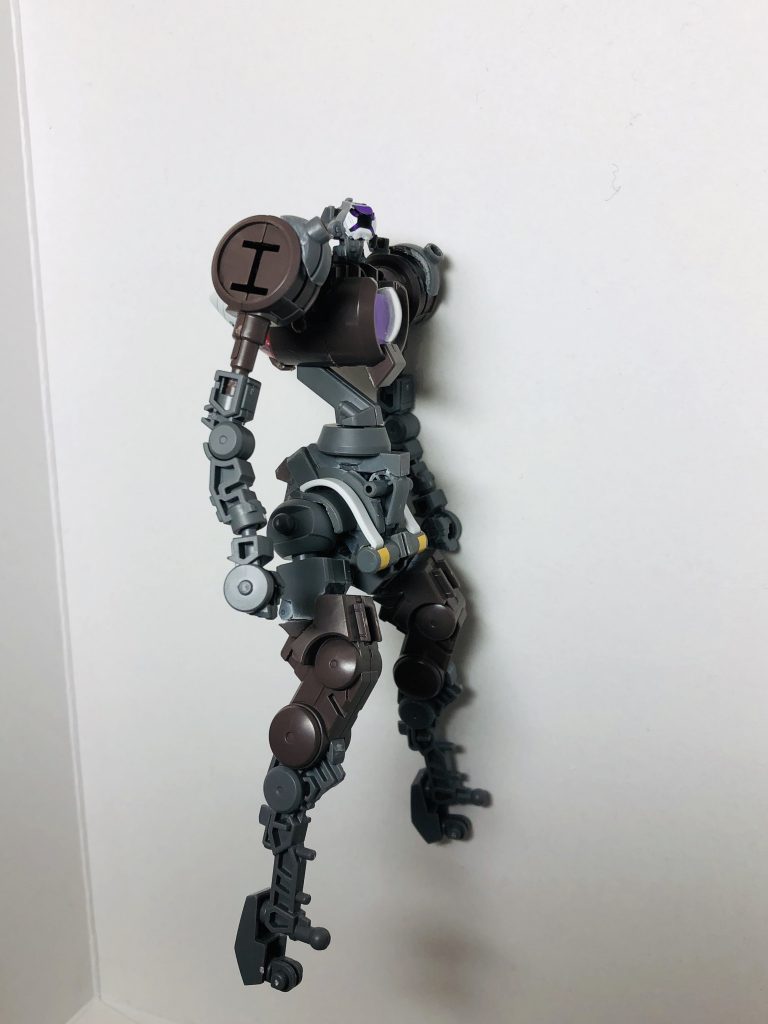 ## キマイラフレーム/Ximaira Frame
胸部に擬似太陽炉τ、腰部にエイハブリアクターを搭載。頭部センサはジンクスIII。
機体制御はエイハブウェーブ、推力はGN粒子から供給。トランザムの使用は理論上可能だが、機体のGN粒子容量が少ないため、エイハブウェーブの量子変換を要する。