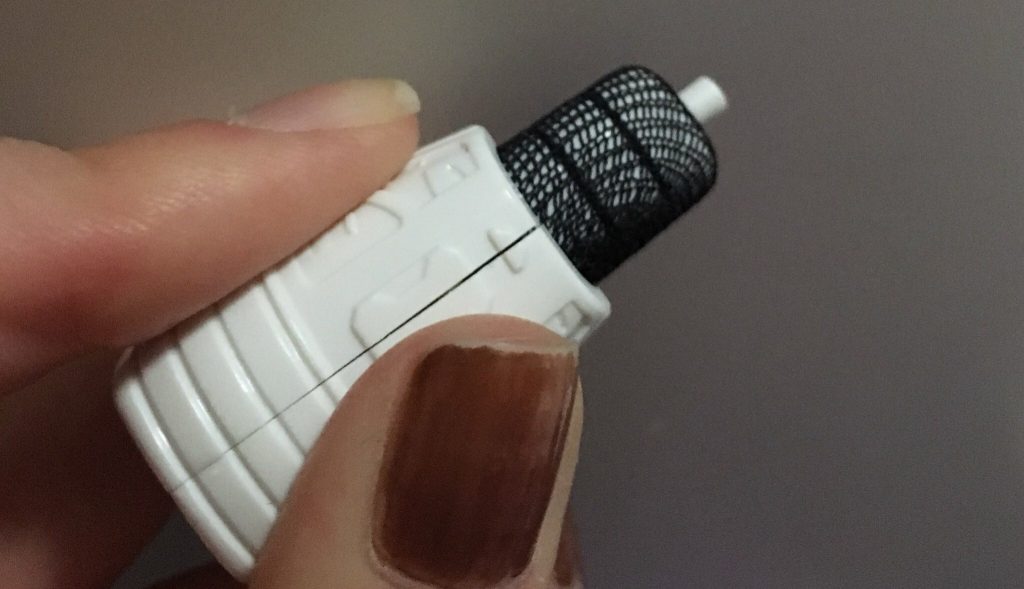 ダイソーのタイツにハサミを入れて履かせましたw