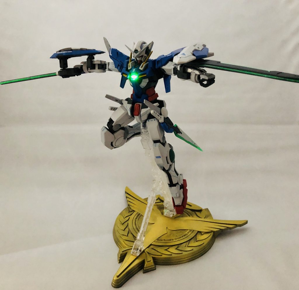 またMGエクシアの規格に合わせたLEDライトを使って太陽炉を光らせる仕様も採用してます。台座はソレスタルビーイング仕様の物をゴールドに塗ってあります。




製作過程

頭部