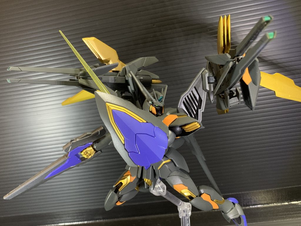 ロマンの全部盛り
キャノン下側のスラスターもボールジョイントで可動します。もう少し基部隠しても良かったかな。