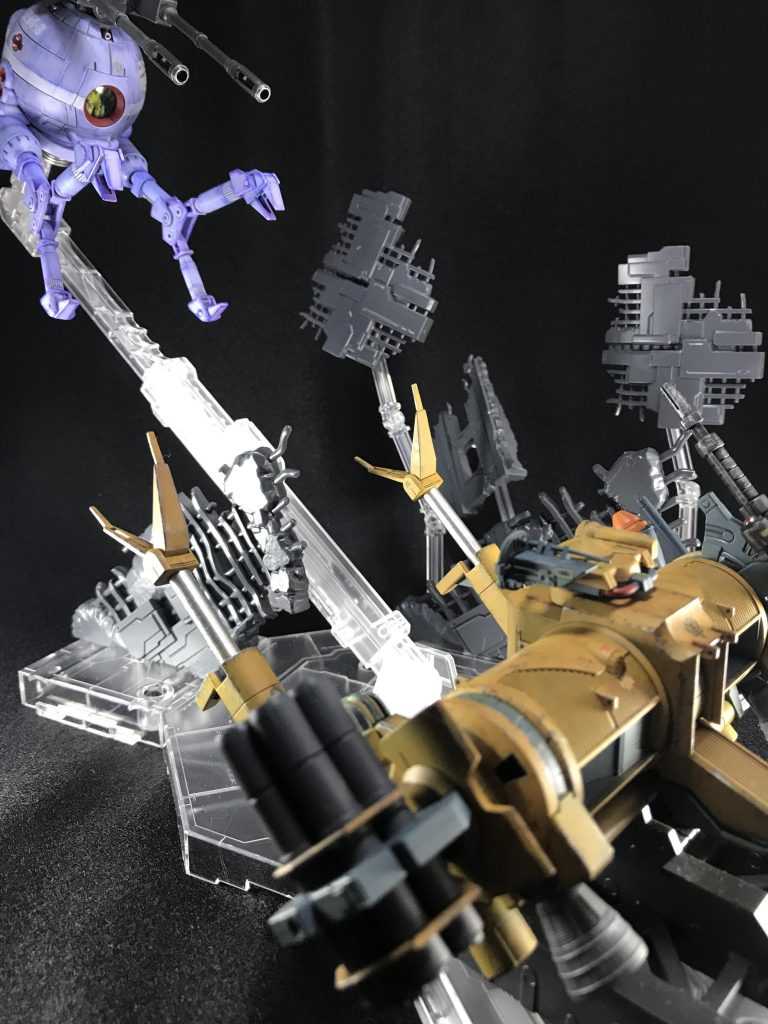 過去作のオッゴと並べたい!これが製作動機でした。ガンダムベース等で販売しているデブリパーツセットを使用しています。
このディスプレイは今後ちゃんと塗装して別作品で活かしたいと思います。